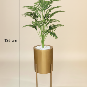 Vase élégant sur pied avec palmier décoratif